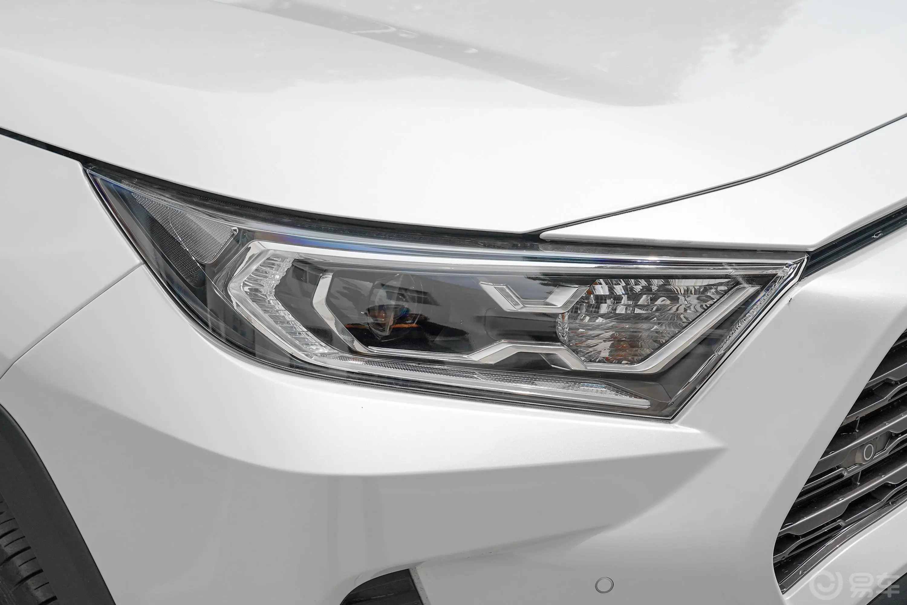 RAV4荣放双擎 2.5L E-CVT 四驱 旗舰版大灯侧45度俯拍