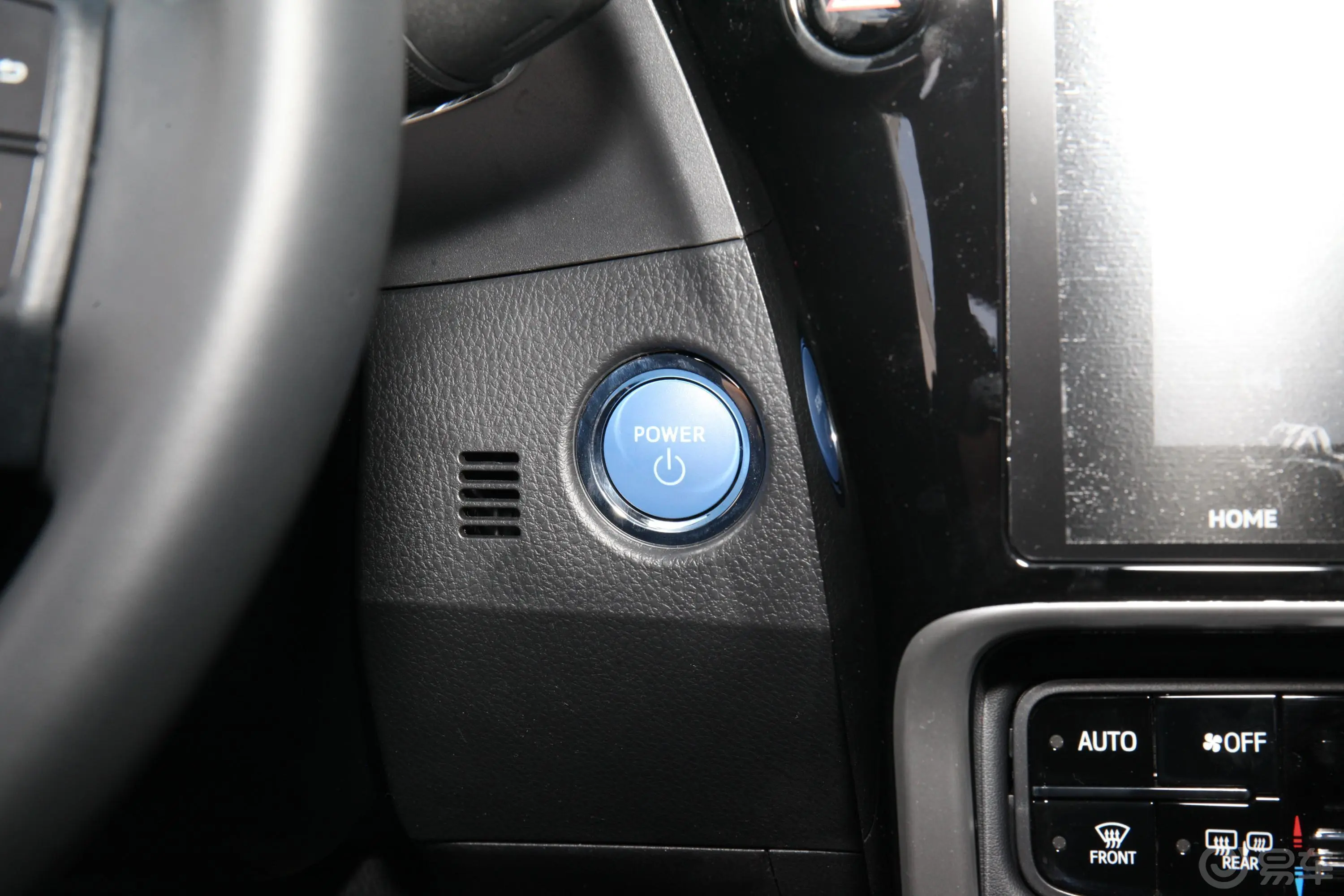 卡罗拉 双擎E+1.8L E-CVT 豪华版钥匙孔或一键启动按键