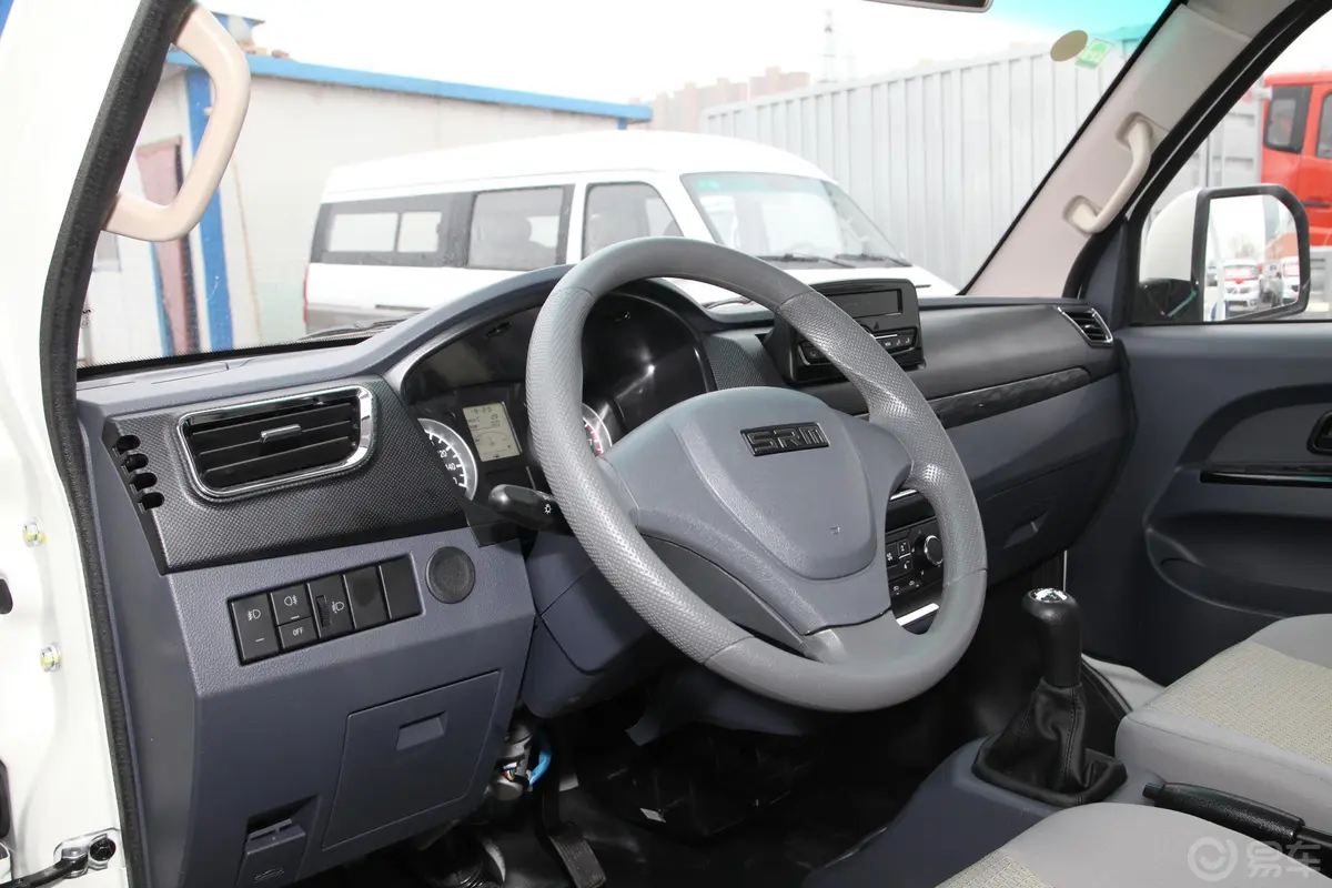 鑫卡S501.6L 低配版驾驶位区域