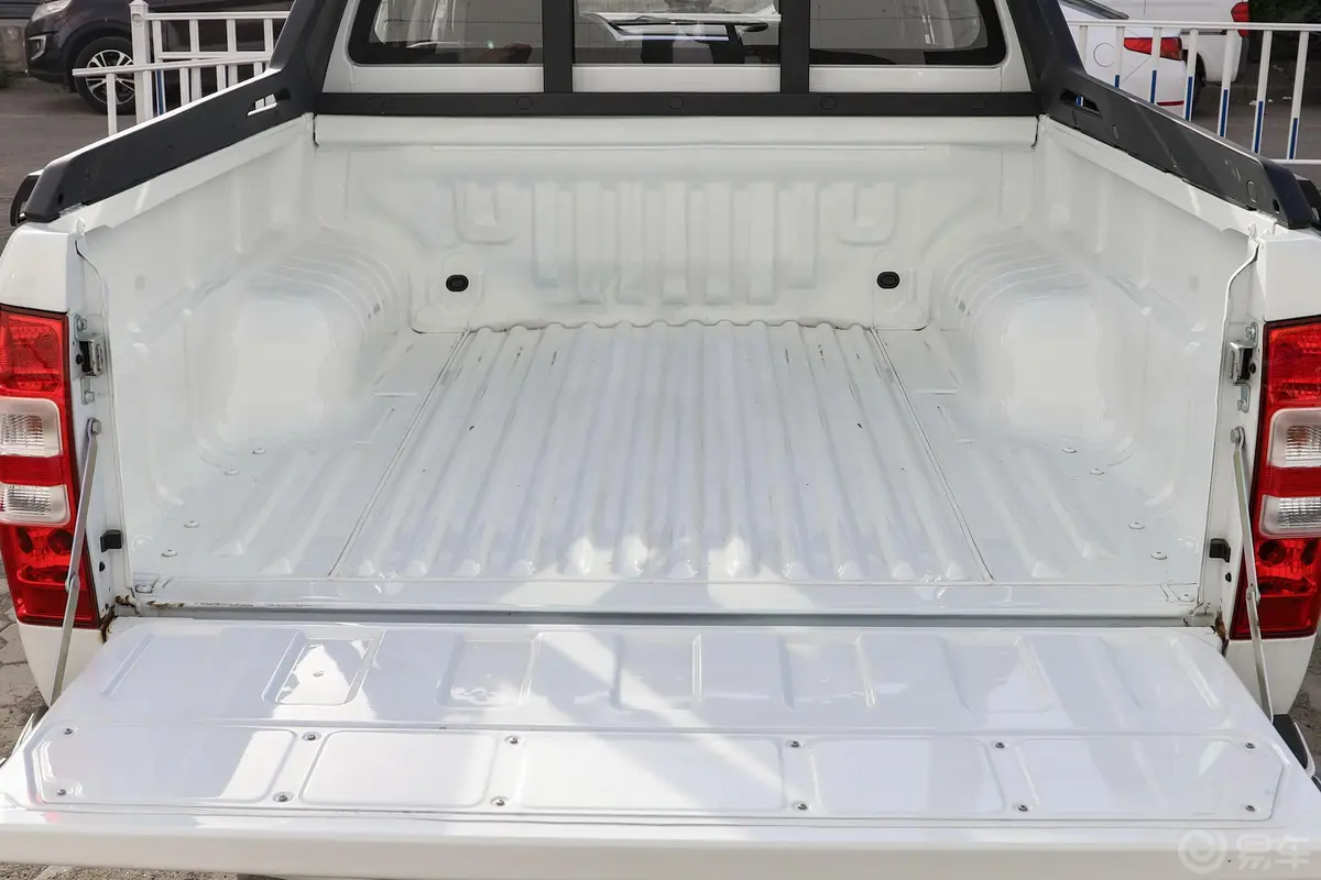 瑞迈2.8T 手动 四驱 标轴舒适版 柴油后备厢空间特写