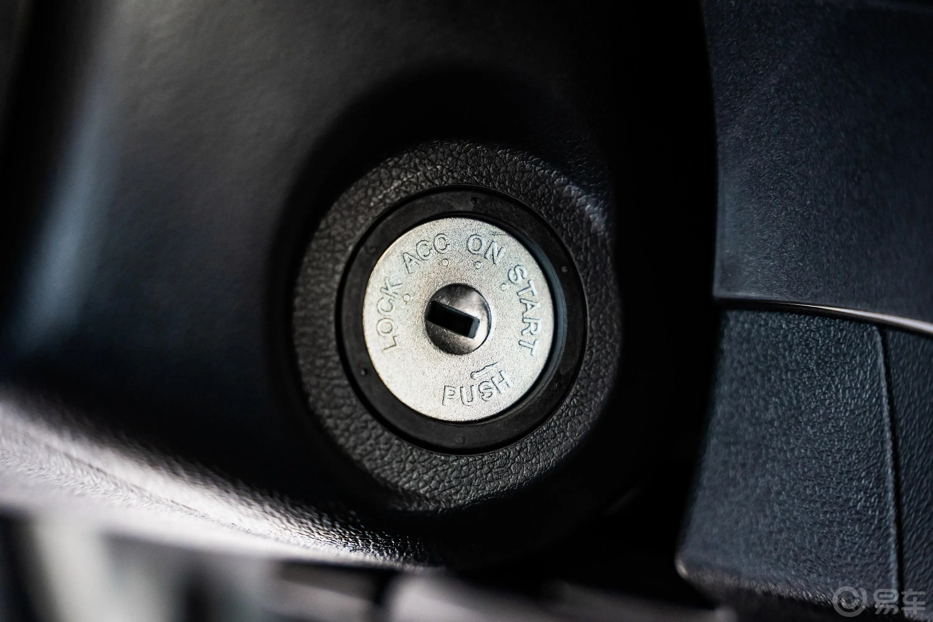 风骏52.4L 手动 两驱 长货箱精英型 汽油钥匙孔或一键启动按键