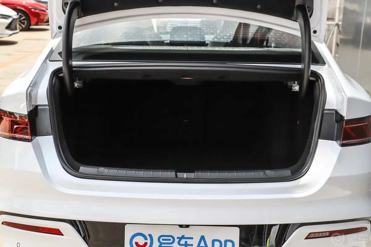 秦PLUS新能源EV 600km 旗舰型后备厢空间特写