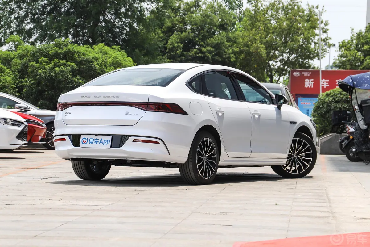 秦PLUS新能源EV 600km 旗舰型侧后45度车头向右水平