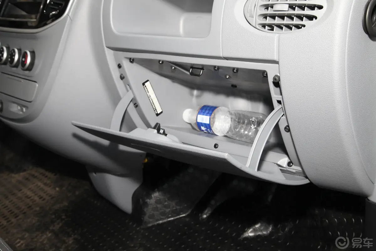 新途V80傲运通 2.0T 手动 十周年纪念版手套箱空间水瓶横置
