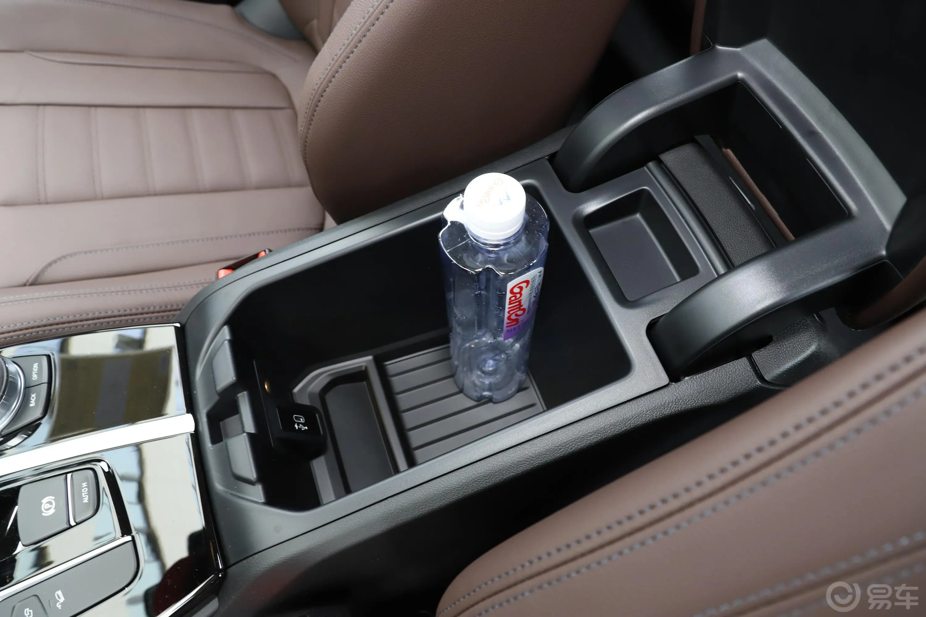 宝马X3改款 xDrive 28i 豪华套装前排扶手箱储物格