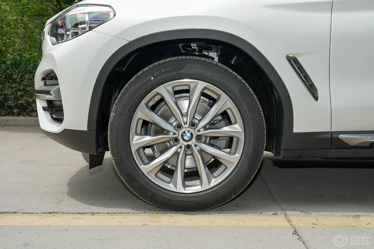 宝马X3改款 xDrive 25i 豪华套装前轮毂造型