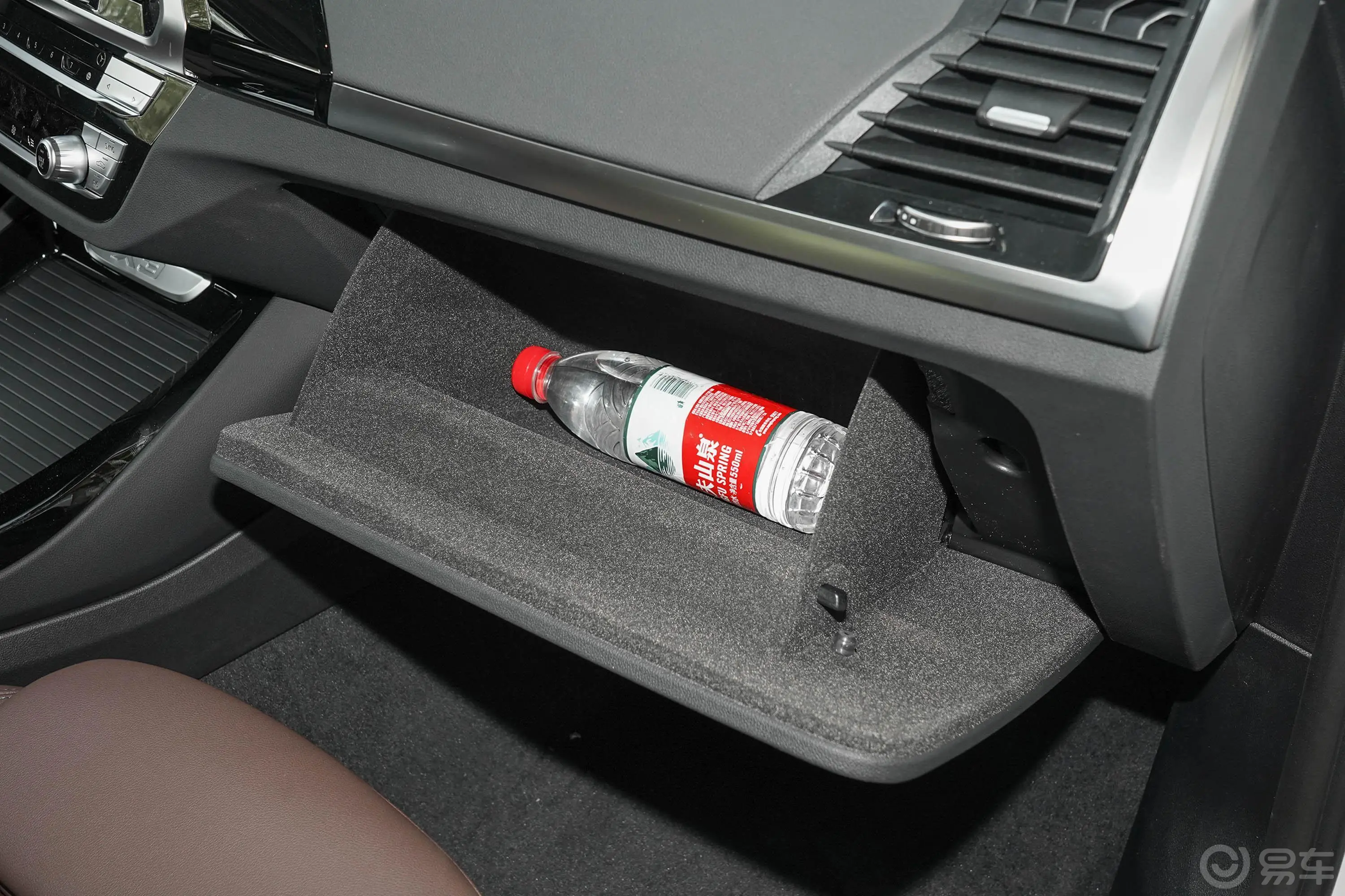 宝马X3改款 xDrive 25i 豪华套装手套箱空间水瓶横置