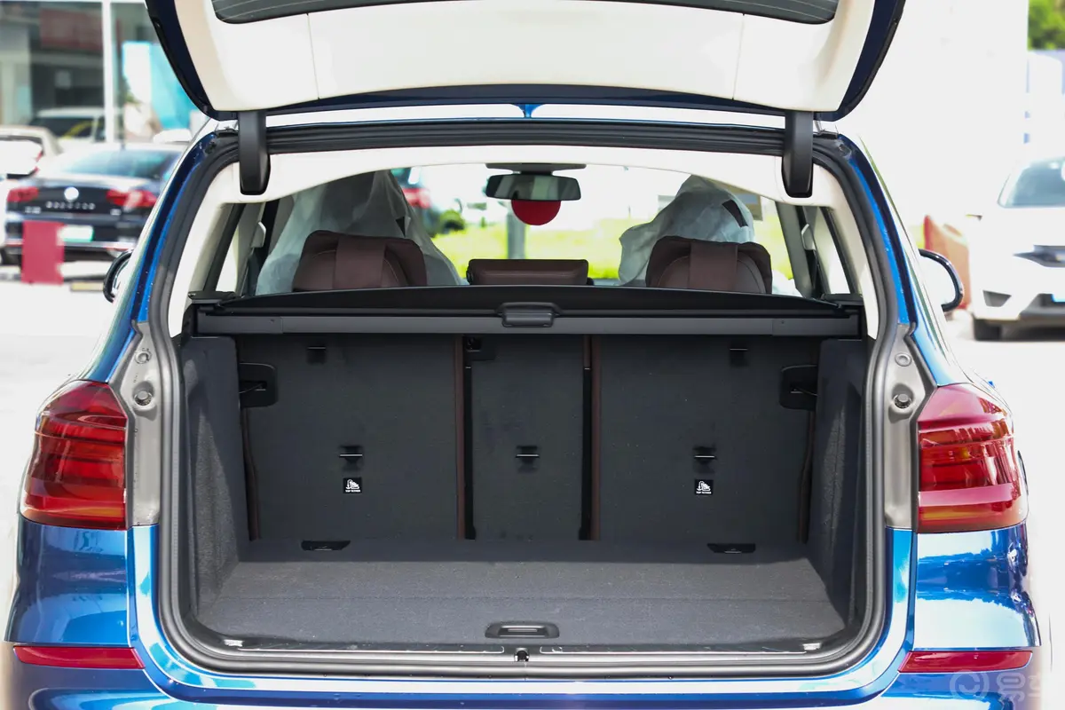 宝马X3改款 xDrive 28i 豪华套装后备厢空间特写