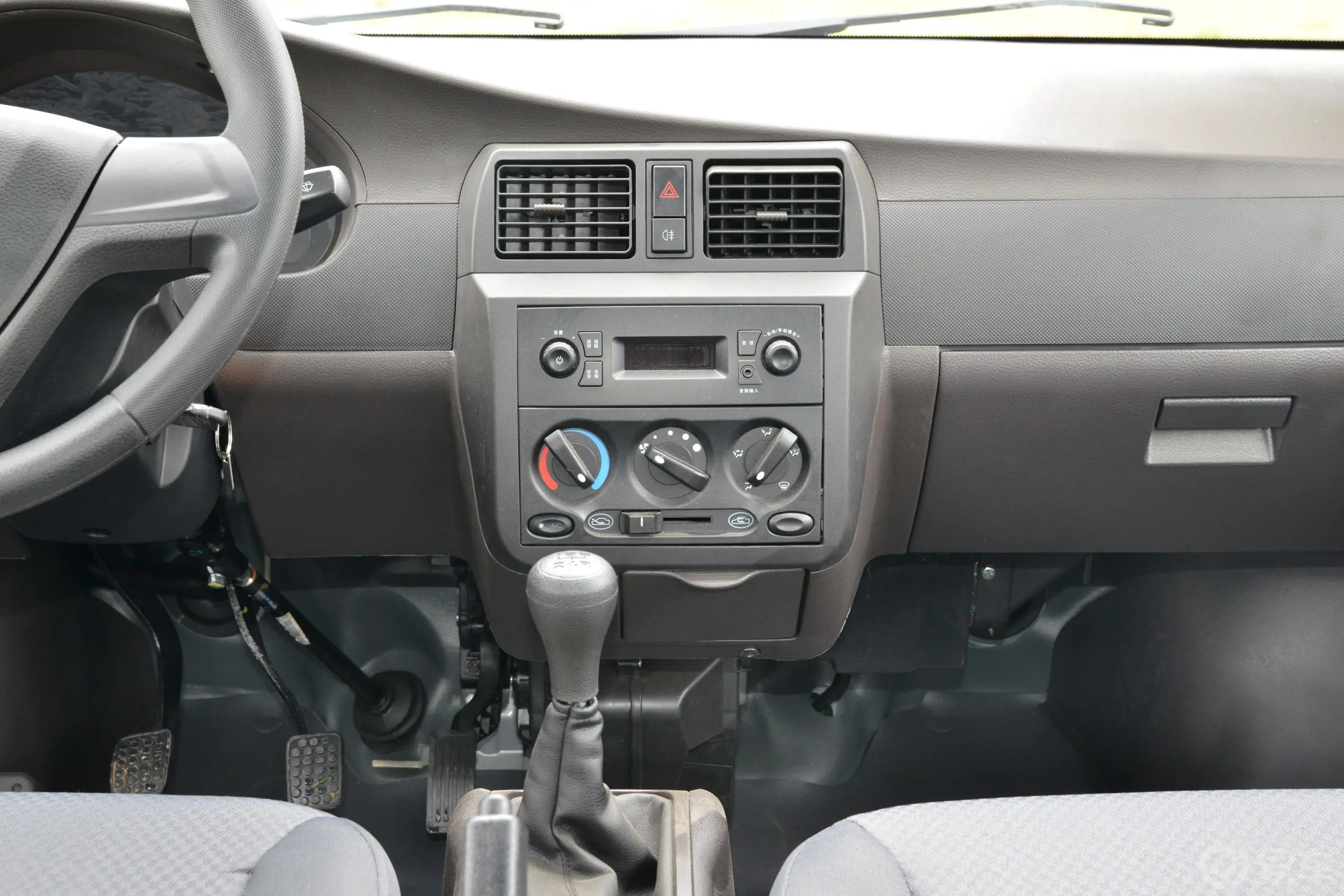 五菱荣光小卡1.5L 双排标准型空调版 5座中控台整体