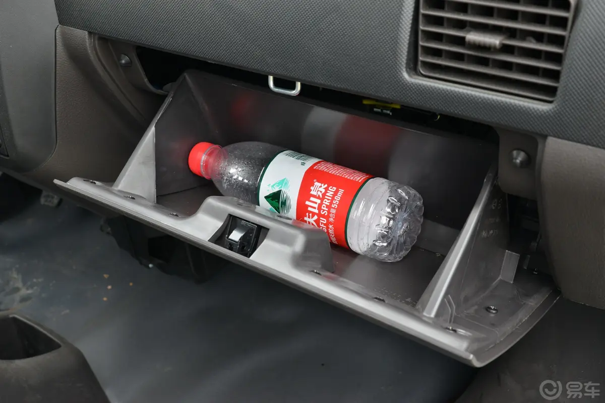 五菱荣光小卡1.5L 双排标准型空调版 5座手套箱空间水瓶横置