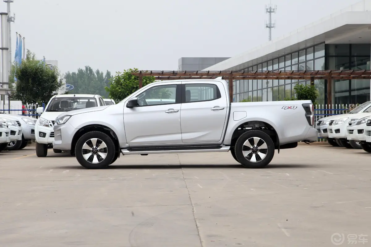 D-MAX1.9T 自动四驱Global悍动型正侧车头向左水平