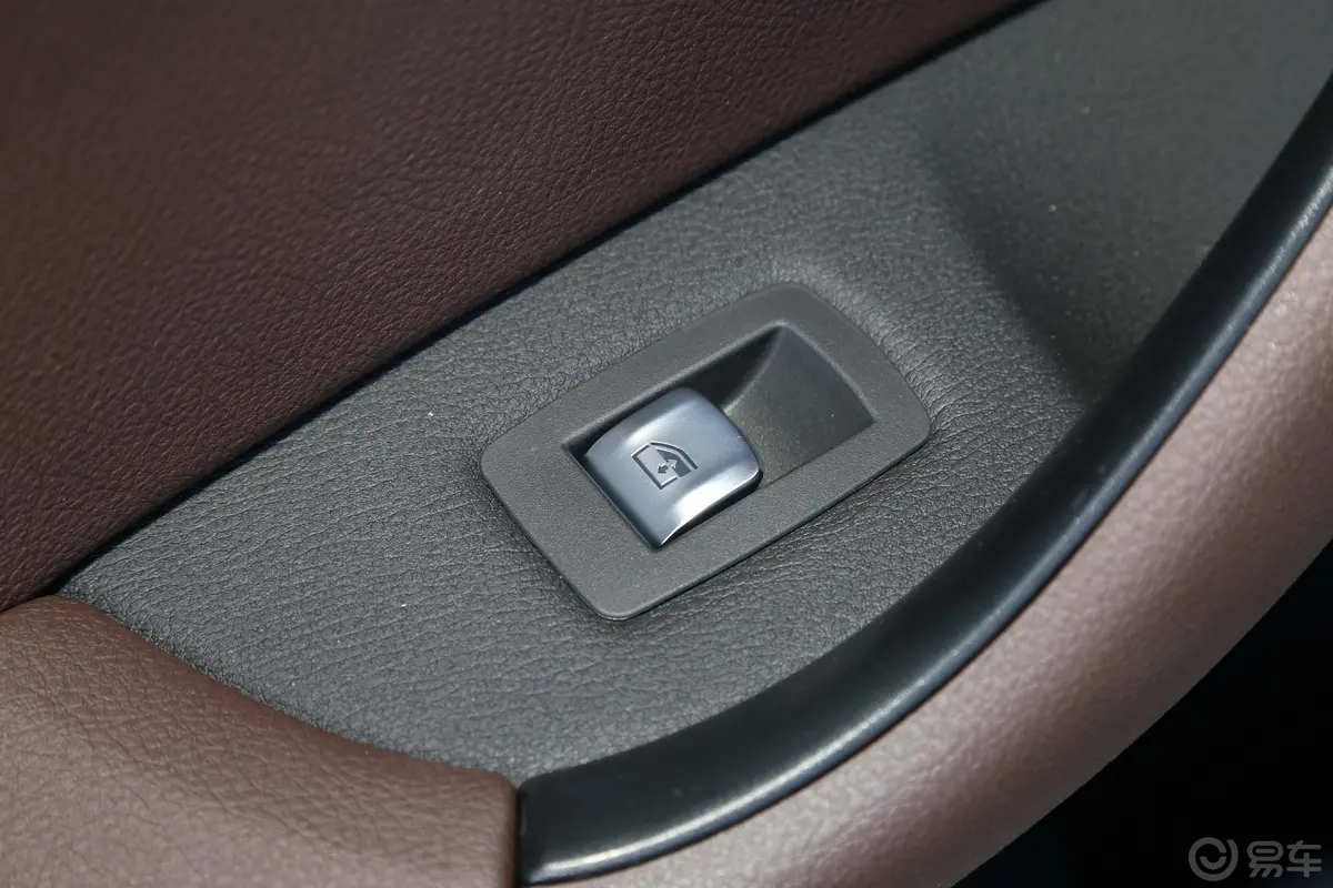 宝马X1改款 xDrive25Li 尊享型后车窗调节