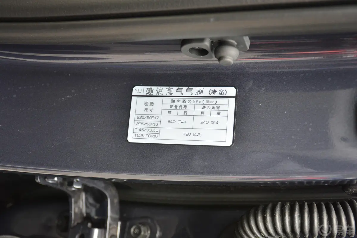 现代ix35240T GDi 双离合 两驱 领先版GLS胎压信息铭牌