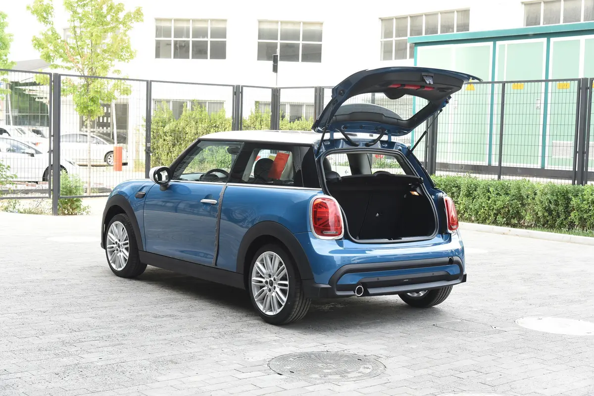 MINI1.5T COOPER 经典派后备厢开启45度侧拍