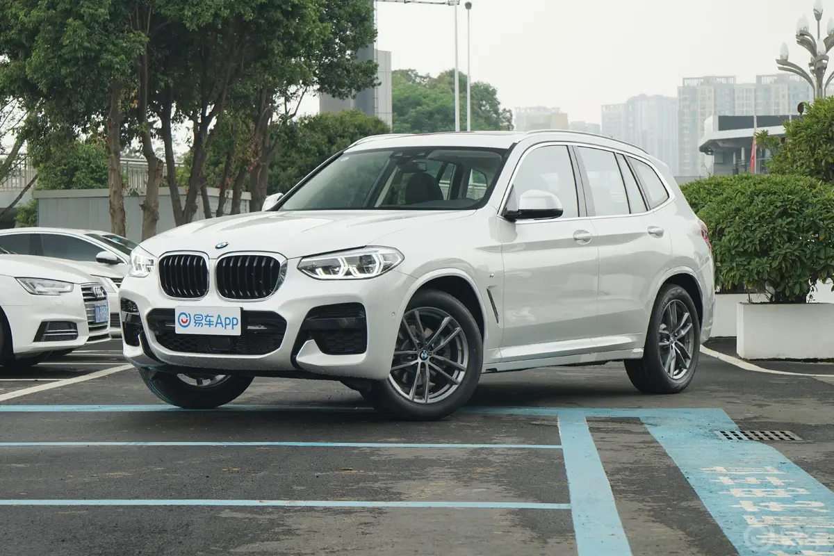 宝马X3改款 xDrive 28i M运动套装侧前45度车头向左水平