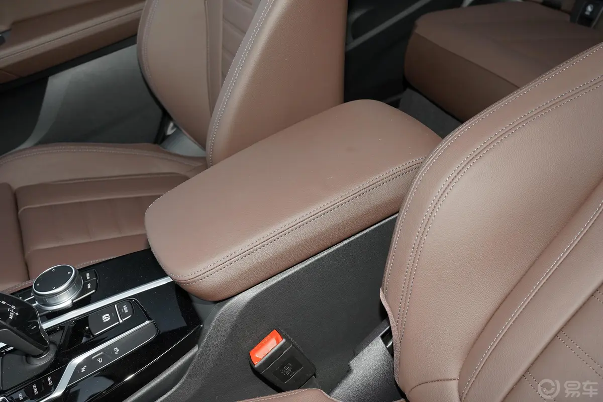 宝马X3改款 xDrive 30i 领先型 M运动套装前排中央扶手