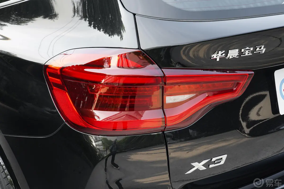 宝马X3改款 xDrive 30i 领先型 M运动套装尾灯侧45度俯拍