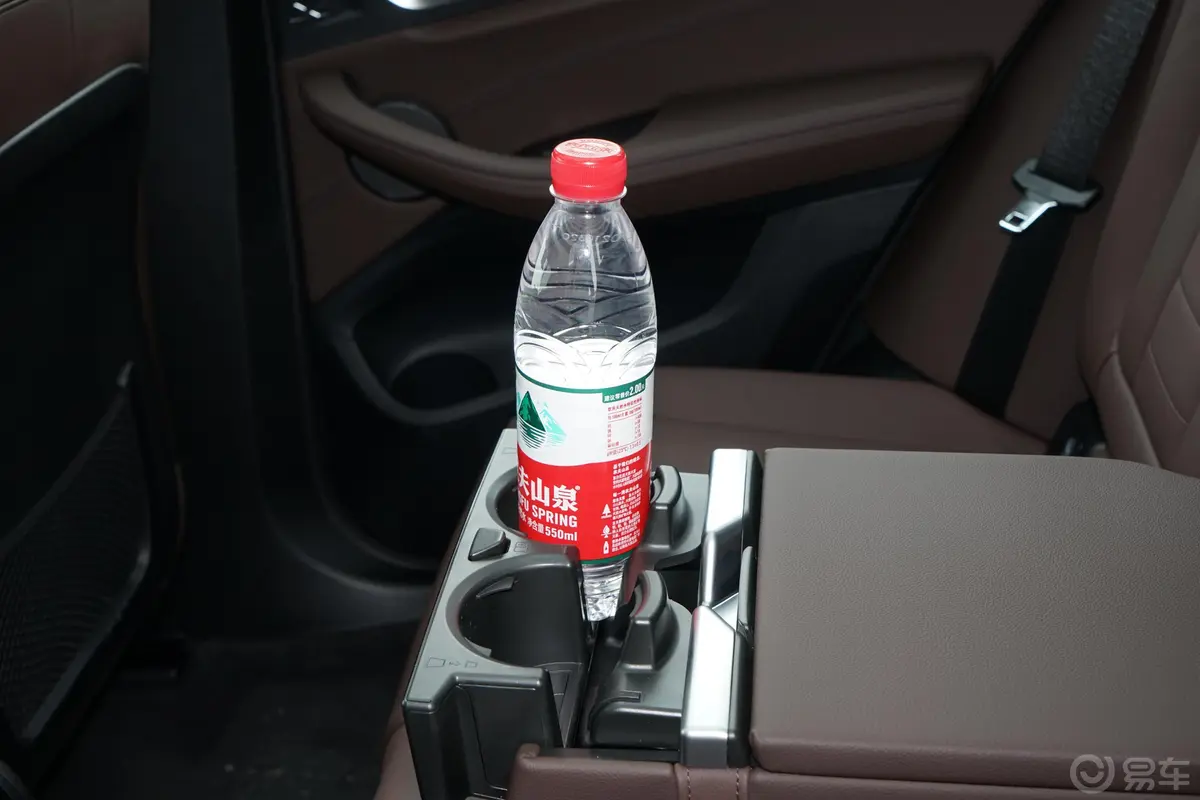 宝马X3改款 xDrive 28i M运动套装后排杯架