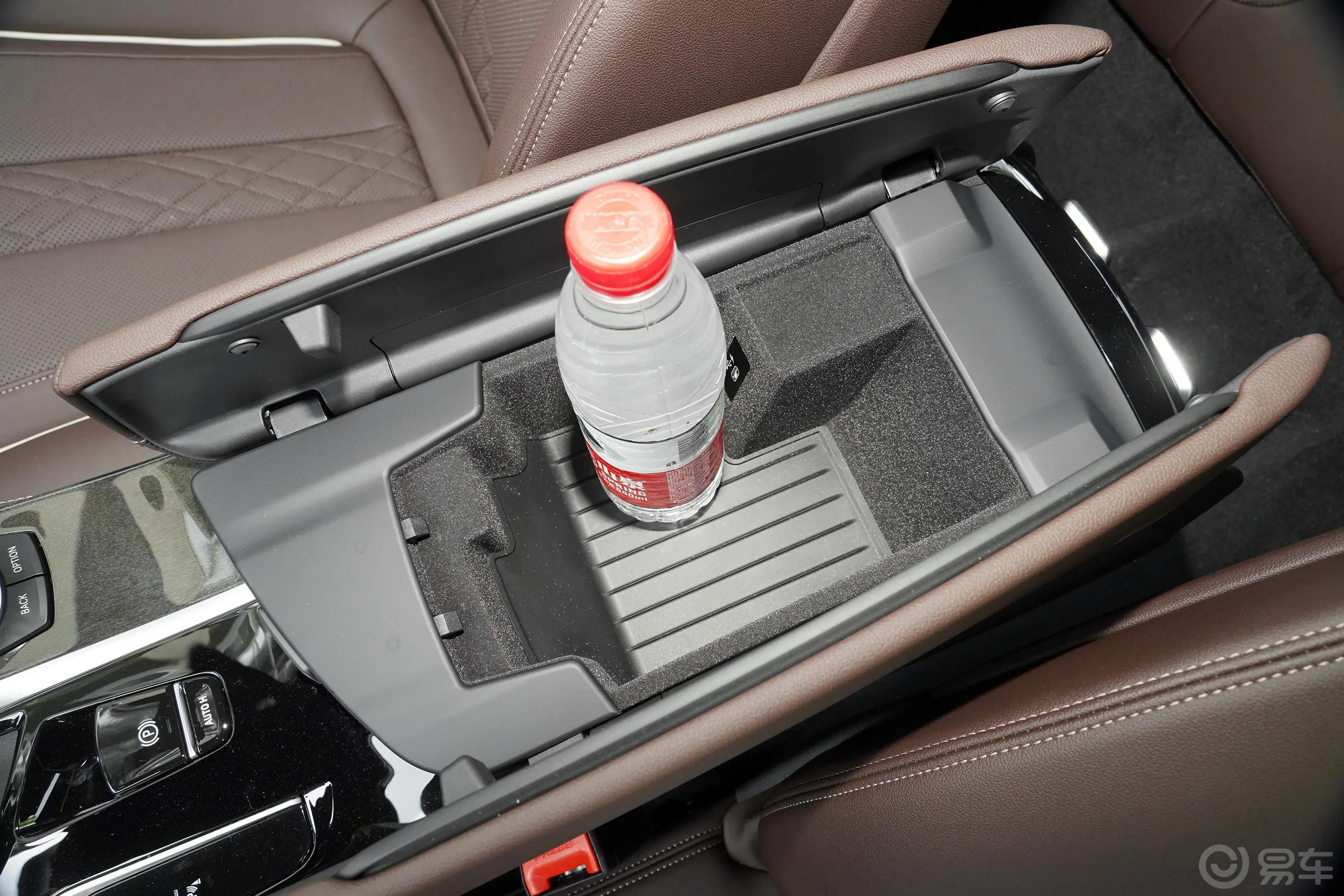 宝马5系改款 525Li M运动套装前排扶手箱储物格