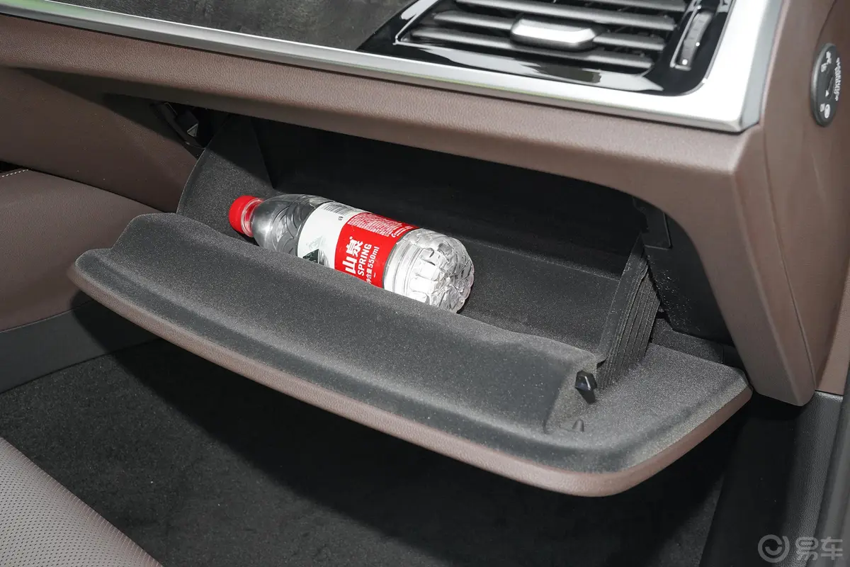 宝马5系改款 525Li M运动套装手套箱空间水瓶横置