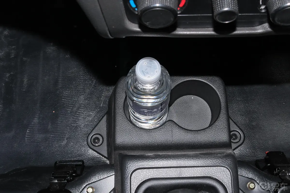 新豹T11.2L 双排单后轮 载货汽车 标准版内饰