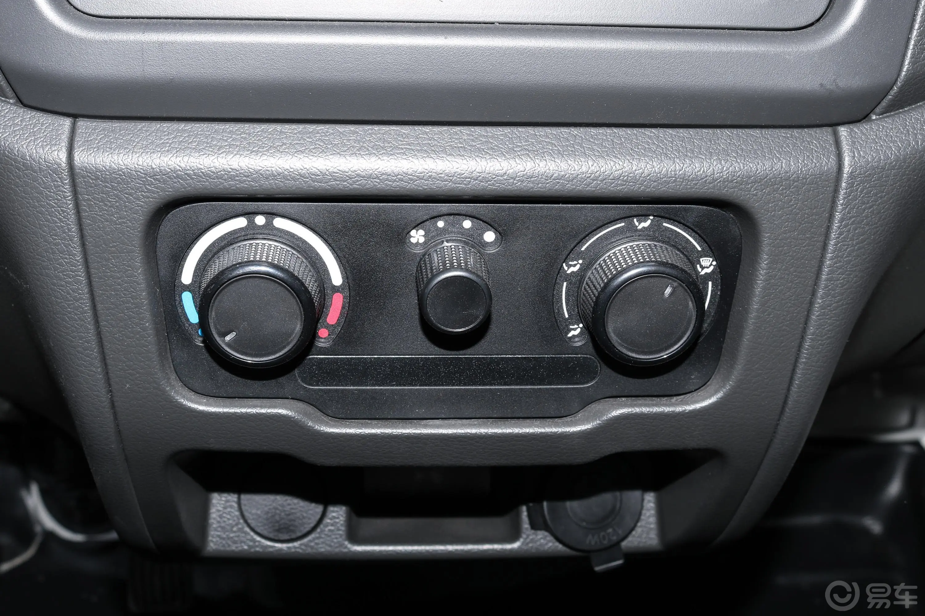 新豹T11.2L 双排单后轮 载货汽车 标准版空调