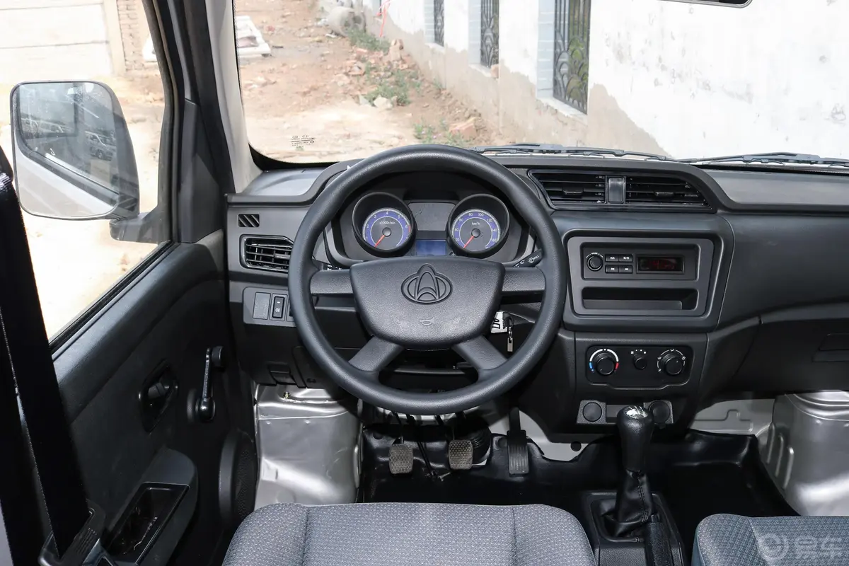 新豹T11.2L 双排单后轮 载货汽车 标准版驾驶位区域