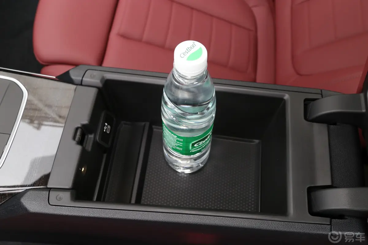 宝马3系改款2 325Li xDrive M运动套装前排扶手箱储物格