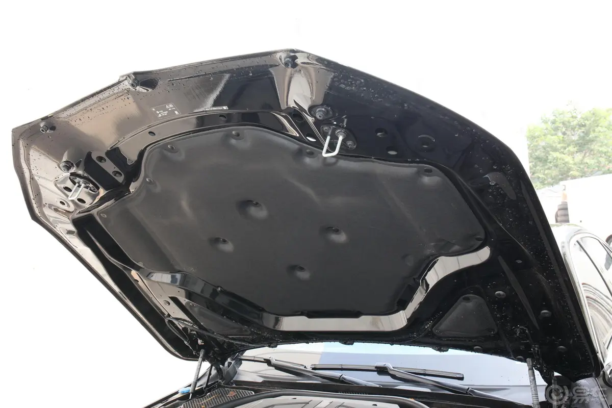 宝马7系改款 M760Li xDrive V12 豪华套装发动机舱盖内侧