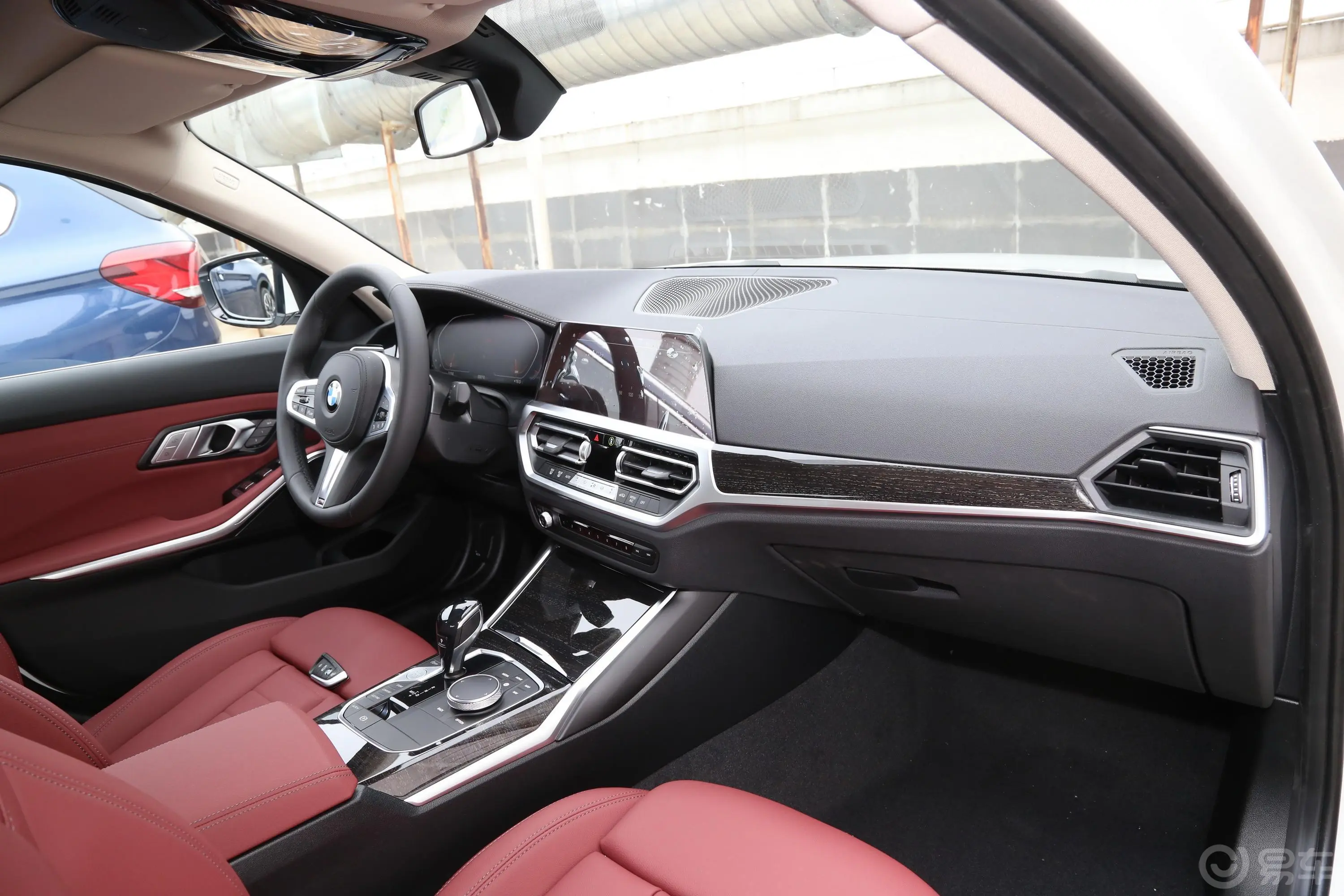 宝马3系改款2 325Li xDrive M运动套装内饰全景副驾驶员方向