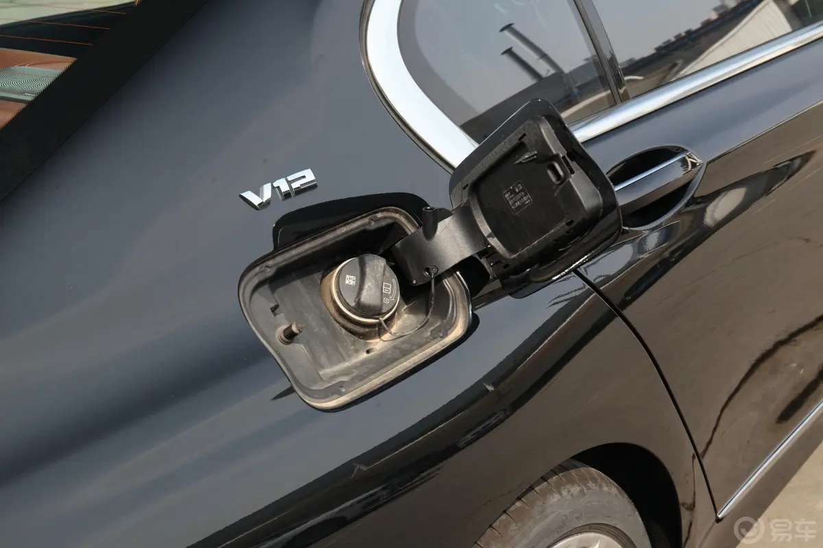 宝马7系改款 M760Li xDrive V12 豪华套装油箱盖