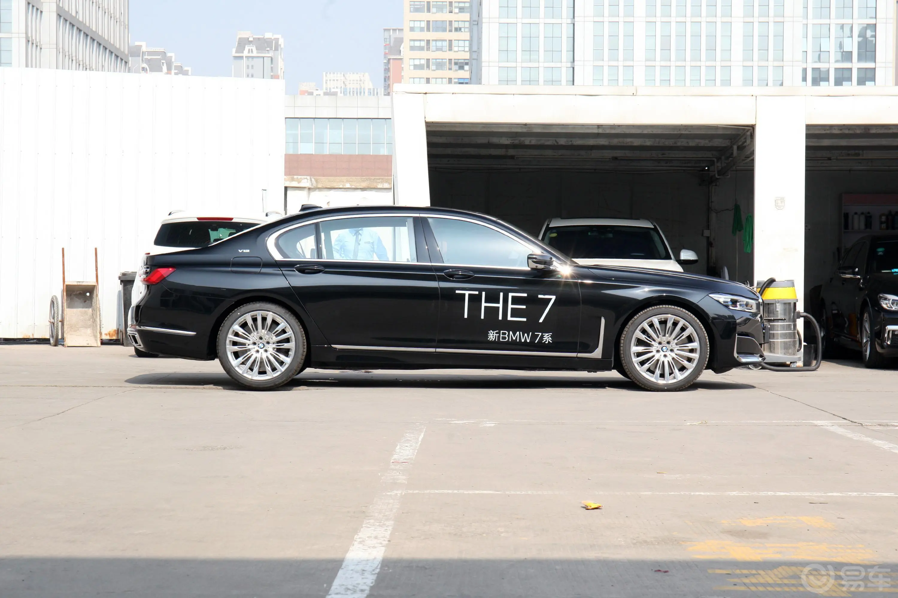 宝马7系改款 M760Li xDrive V12 豪华套装正侧车头向右水平