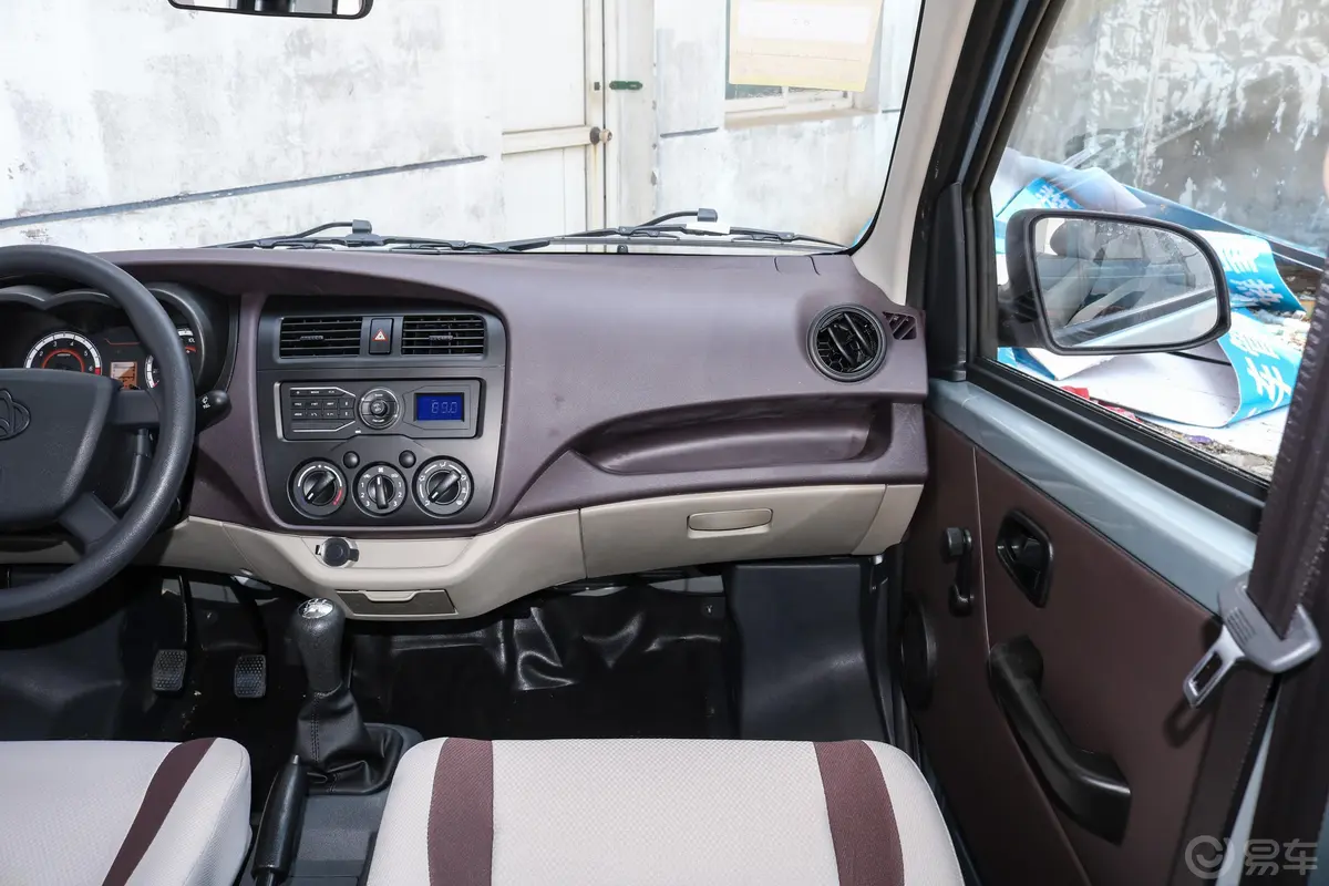 长安星卡1.5L 长轴版 双排 基本型副驾驶位区域