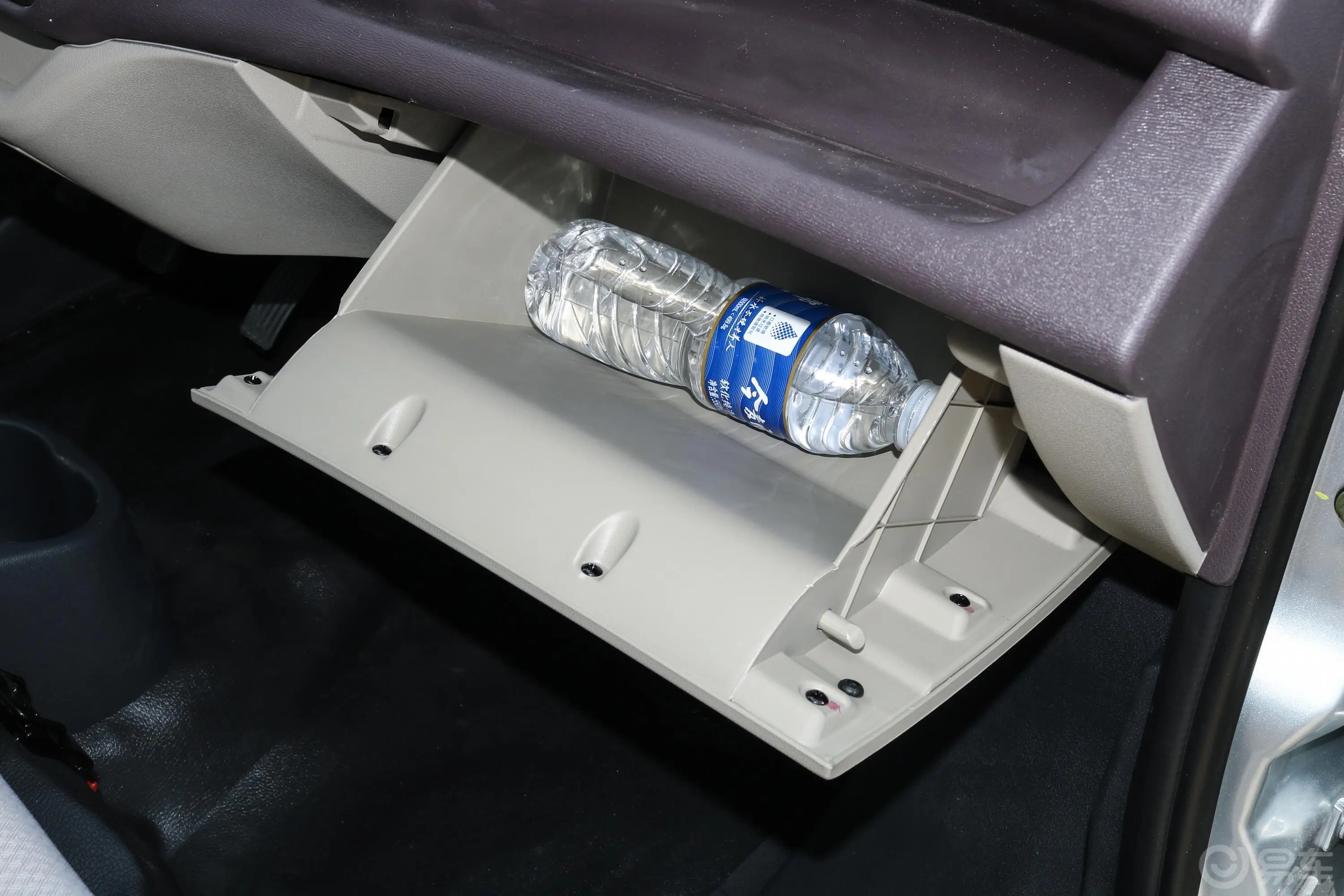 长安星卡1.5L 长轴版 双排 基本型手套箱空间水瓶横置
