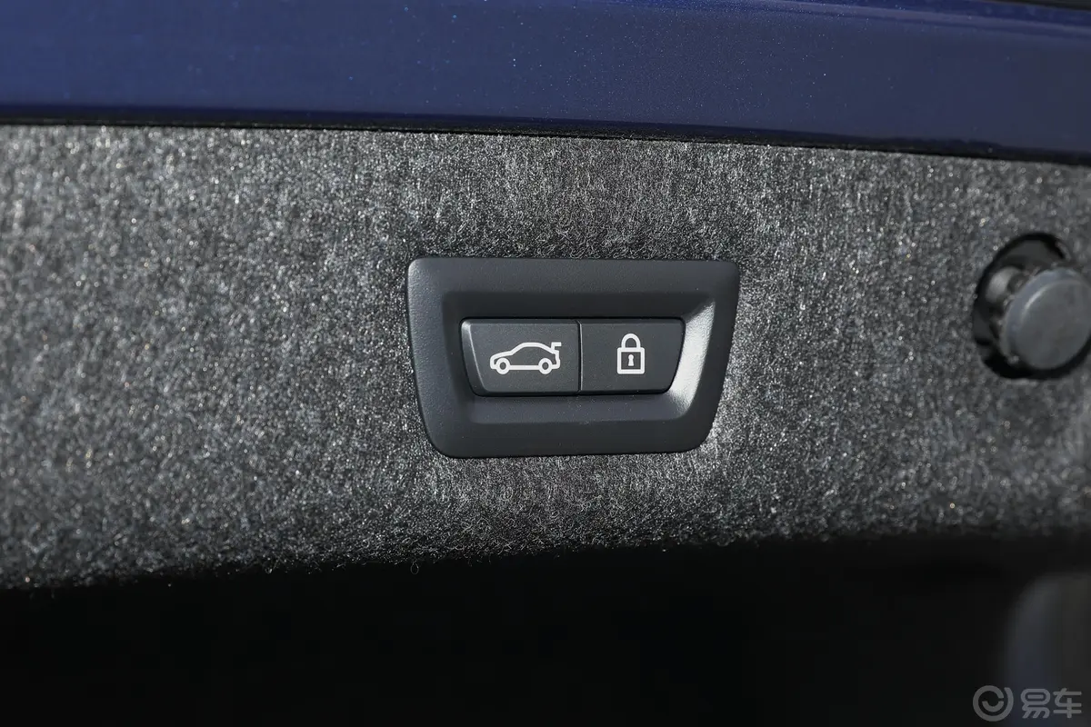 宝马5系 插电混动改款 535Le 先锋版M运动套装电动尾门按键（手动扶手）