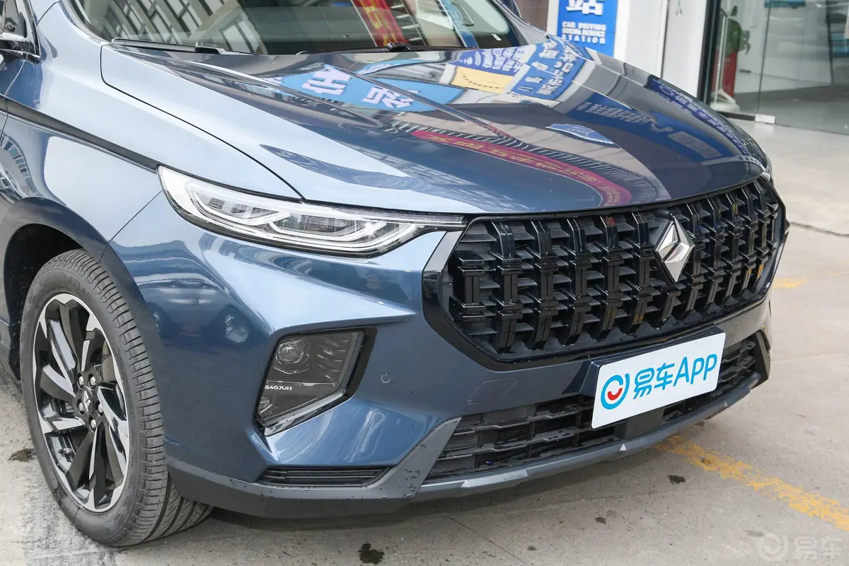 宝骏RS-71.5T CVT 智能旗舰型前格栅侧俯拍