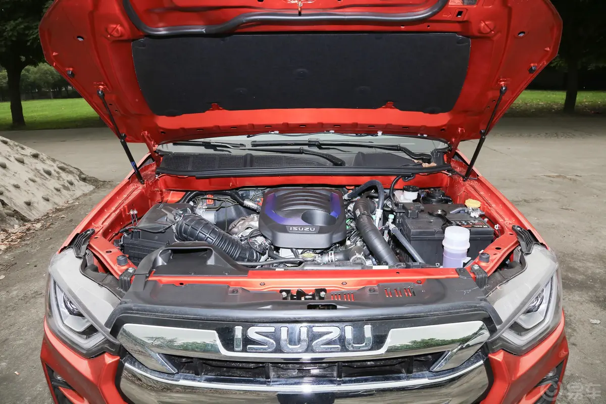 D-MAX1.9T 自动四驱Global畅领型发动机舱整体