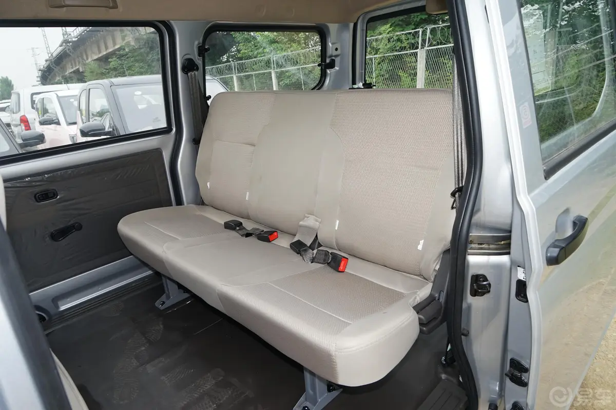 五菱荣光S1.2L 标准型空调版 5座 国VI后排座椅
