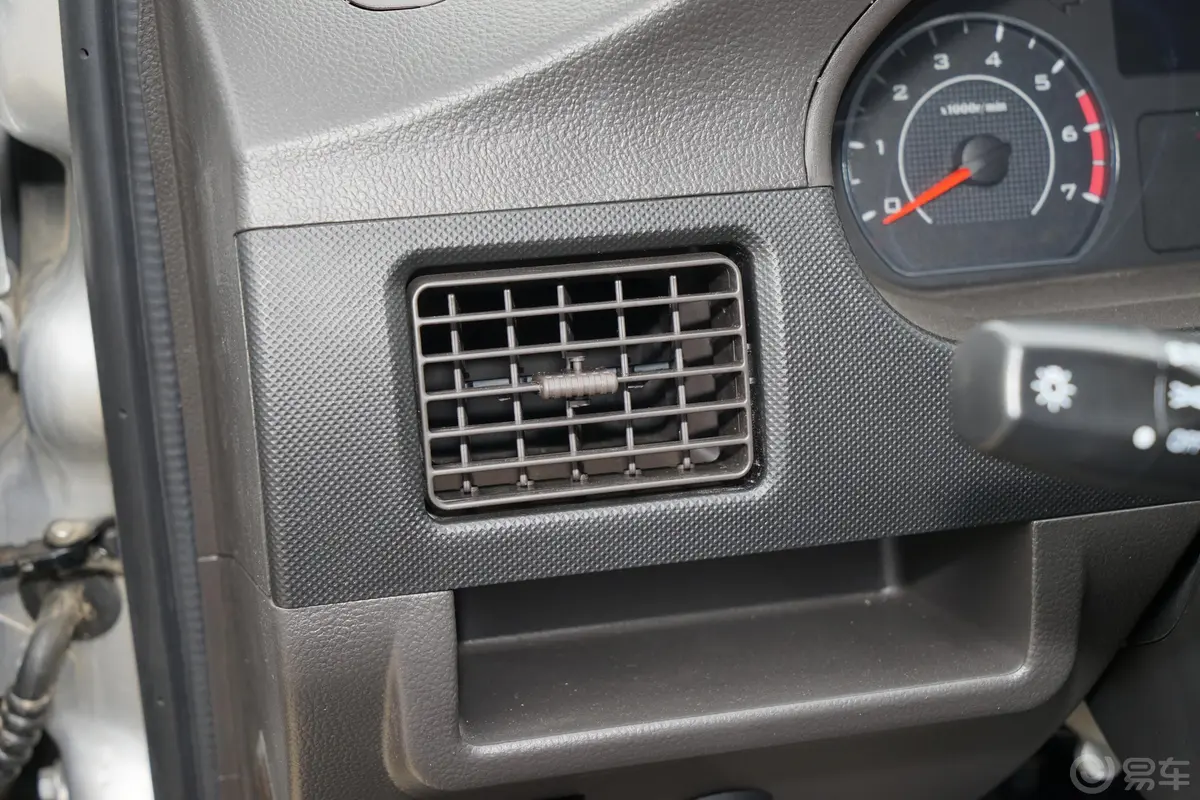 五菱荣光1.5L 手动 加长标准型 封窗车(空调版) 2座 国VI内饰