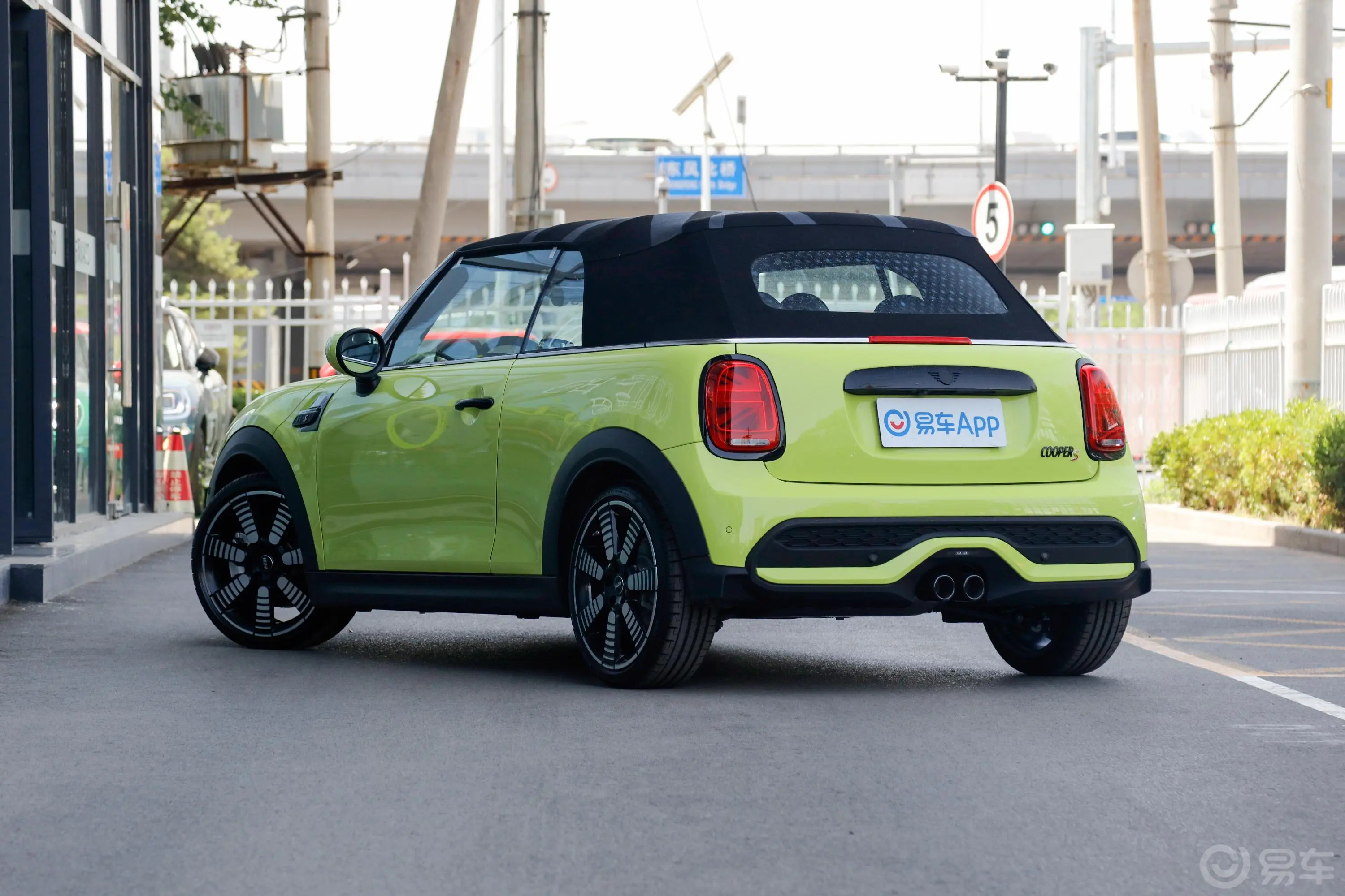 MINI CABRIO2.0T COOPER S CABRIO Sidewalk侧后45度车头向左水平