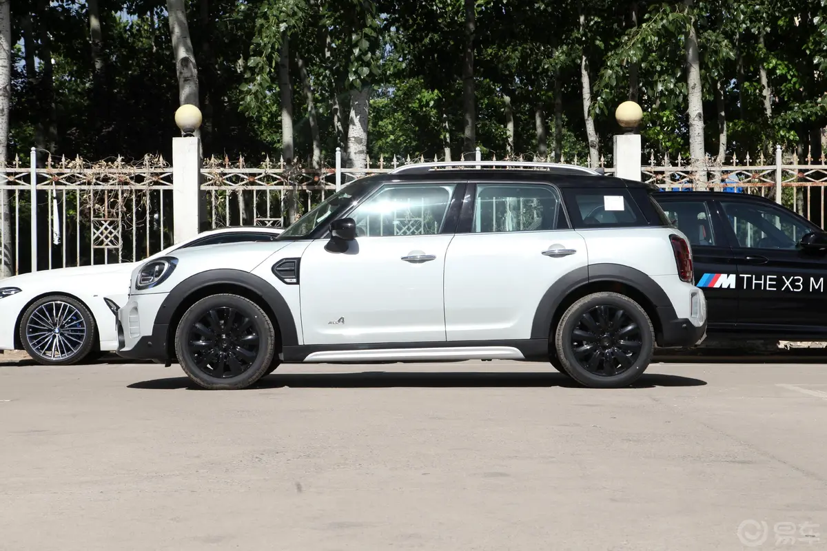 MINI COUNTRYMAN1.5T COOPER ALL4 鉴赏家正侧车头向左水平