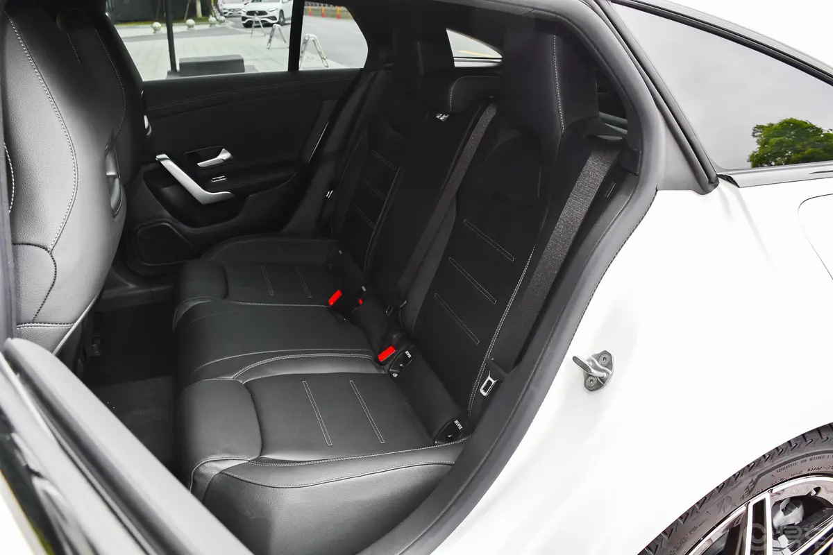 奔驰CLACLA 260 4MATIC 五门猎跑车后排座椅