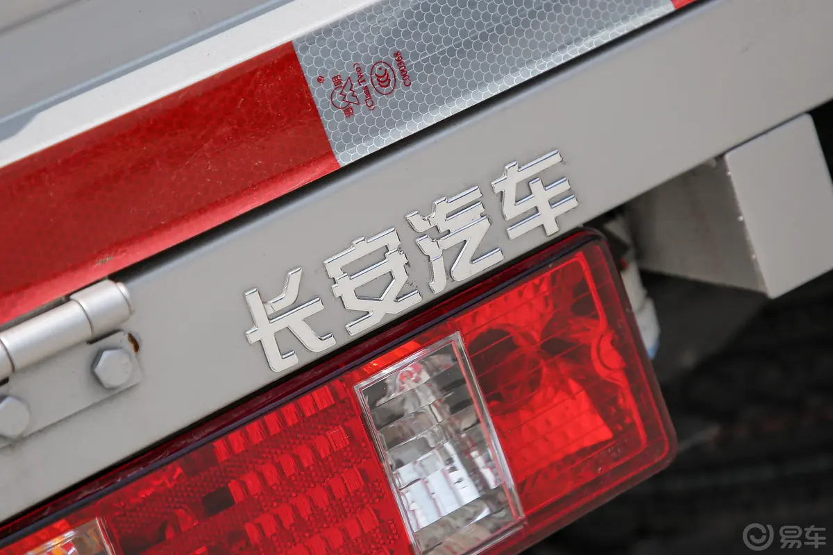跨越王X1东安1.6L 122马力 2700轴距 单排载货汽车 标准版 国Ⅵ外观
