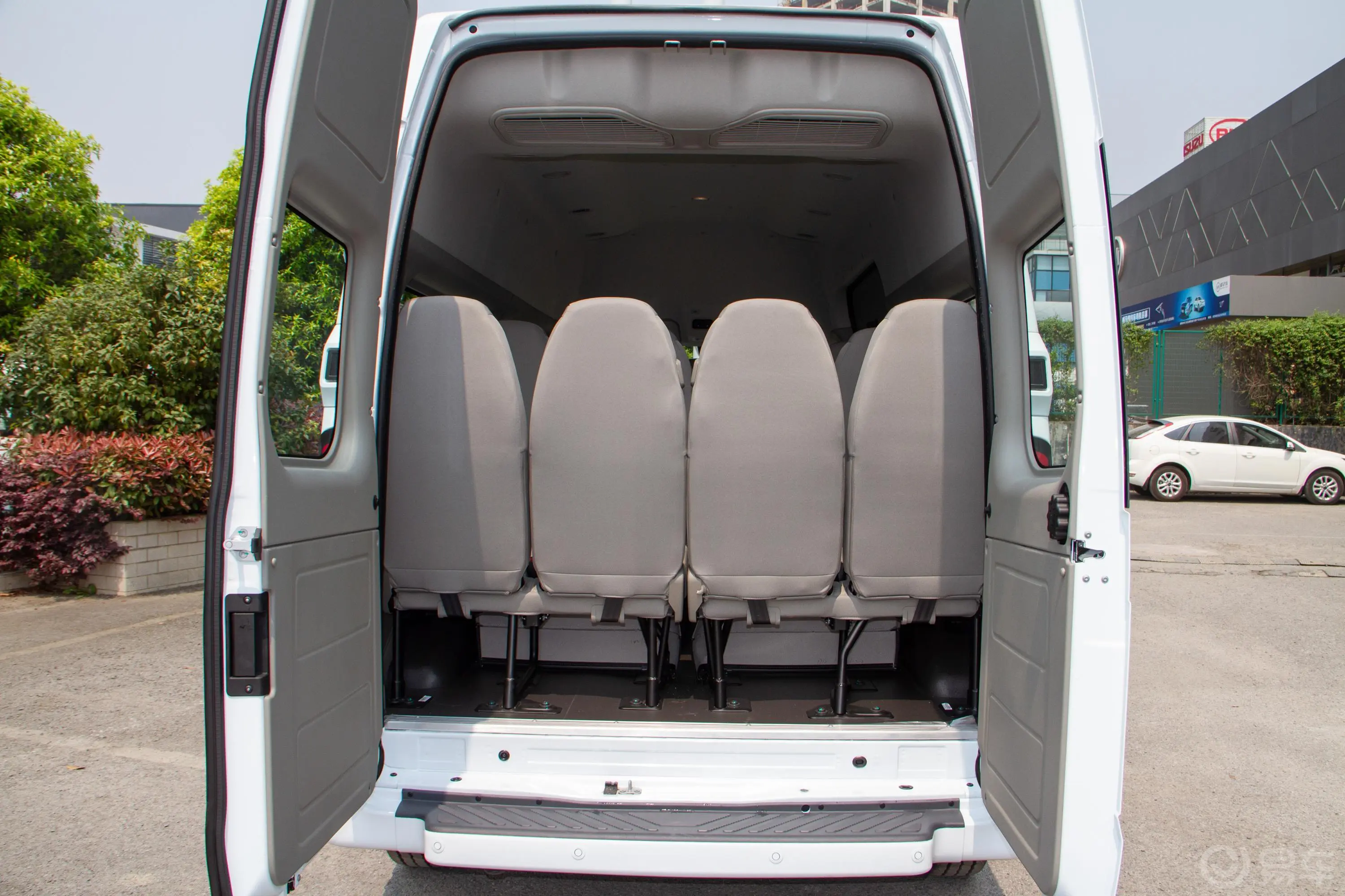 新世代全顺Pro 2.2T 手动 长轴5.9米后双胎高顶 普通型客车 15座 柴油 国VI后备厢空间特写