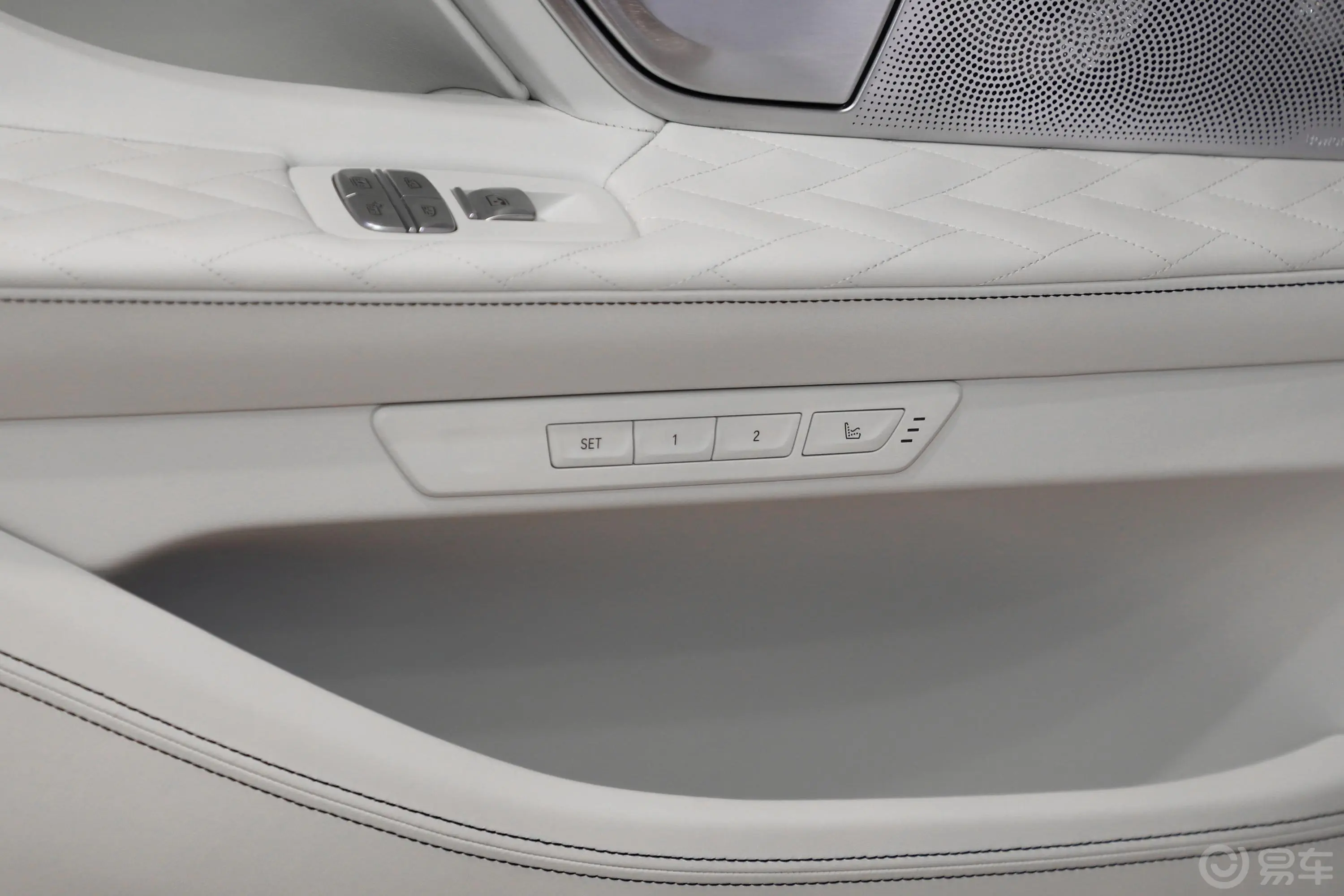宝马7系M760Li xDrive V12 耀影特别版空间