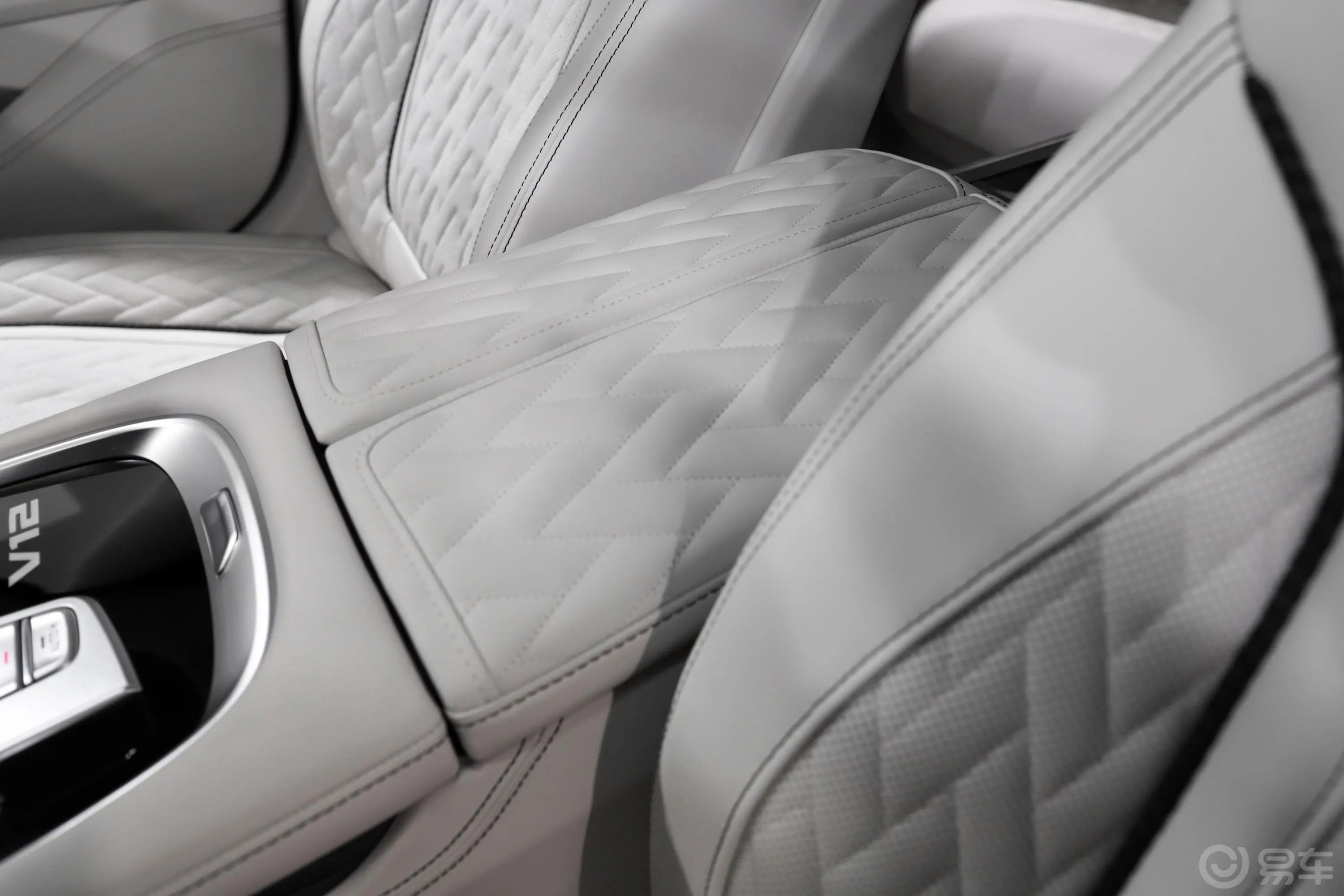 宝马7系M760Li xDrive V12 耀影特别版前排中央扶手