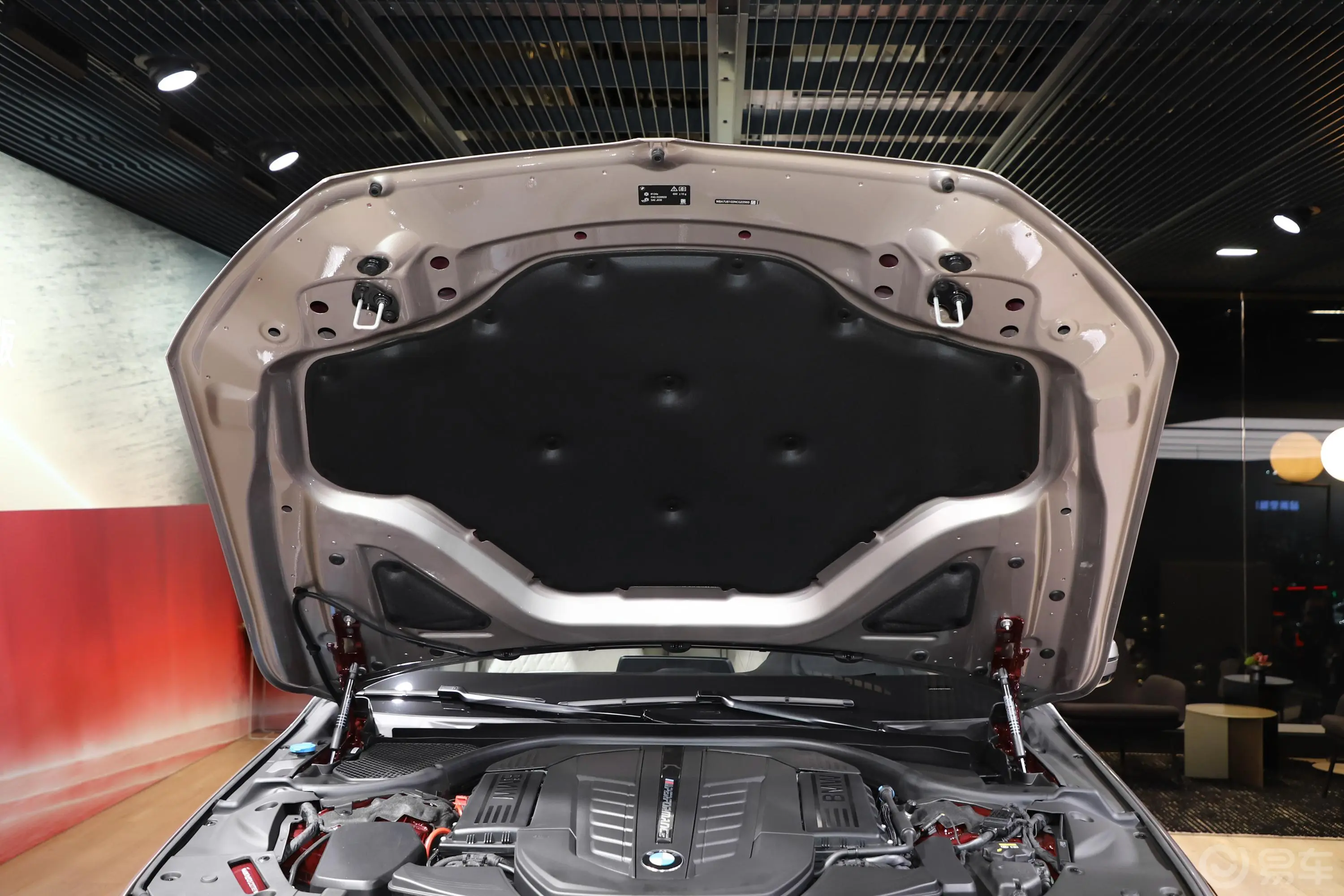 宝马7系M760Li xDrive V12 耀影特别版发动机舱盖内侧
