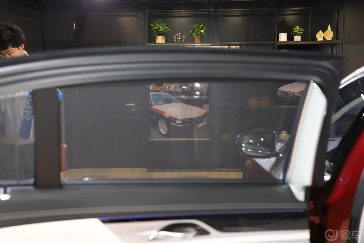 宝马7系M760Li xDrive V12 耀影特别版后风挡遮阳帘