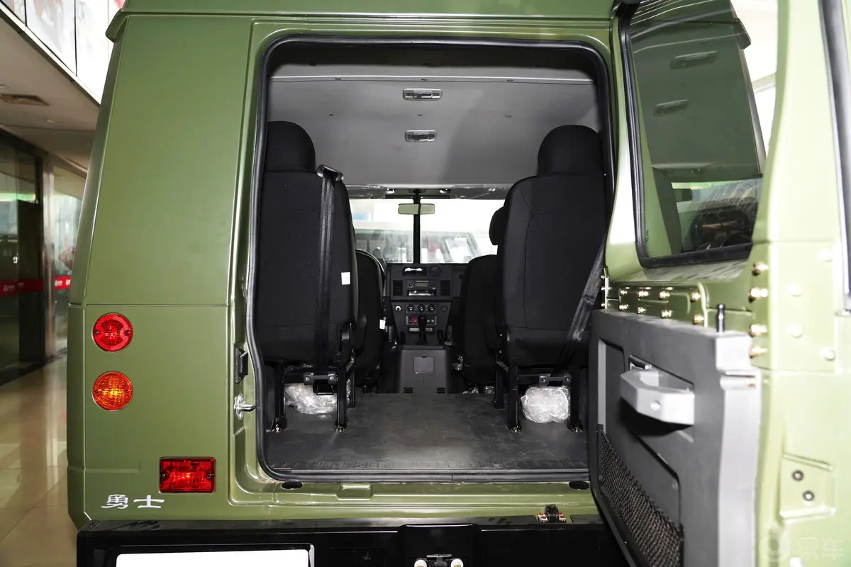 勇士改款 2.4T 手动 四驱 三门短轴汽油版 国VI后备厢空间特写
