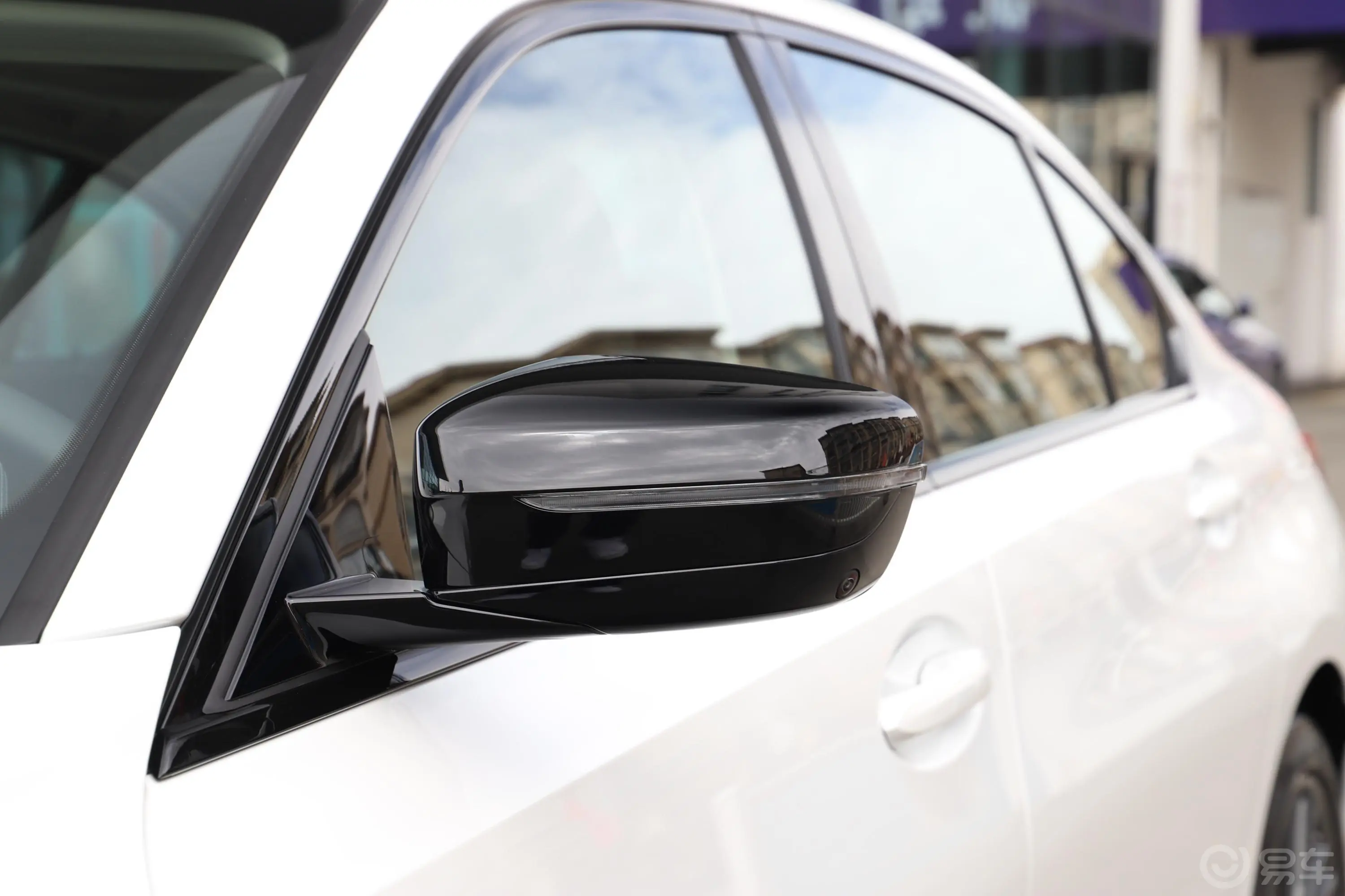 宝马3系改款2 330Li xDrive M运动曜夜套装主驾驶后视镜背面